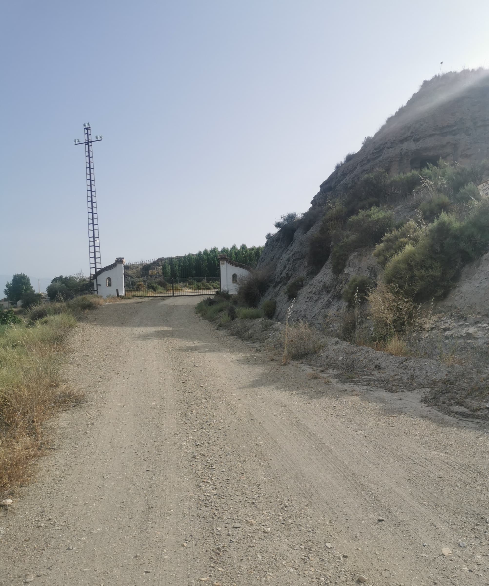 Reparación de caminos rurales y control de erosión en barrancos